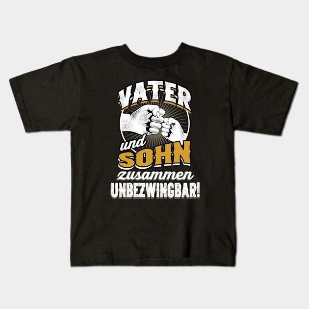 Vater und Sohn sind zusammen unbezwingbar Familie Kids T-Shirt by Foxxy Merch